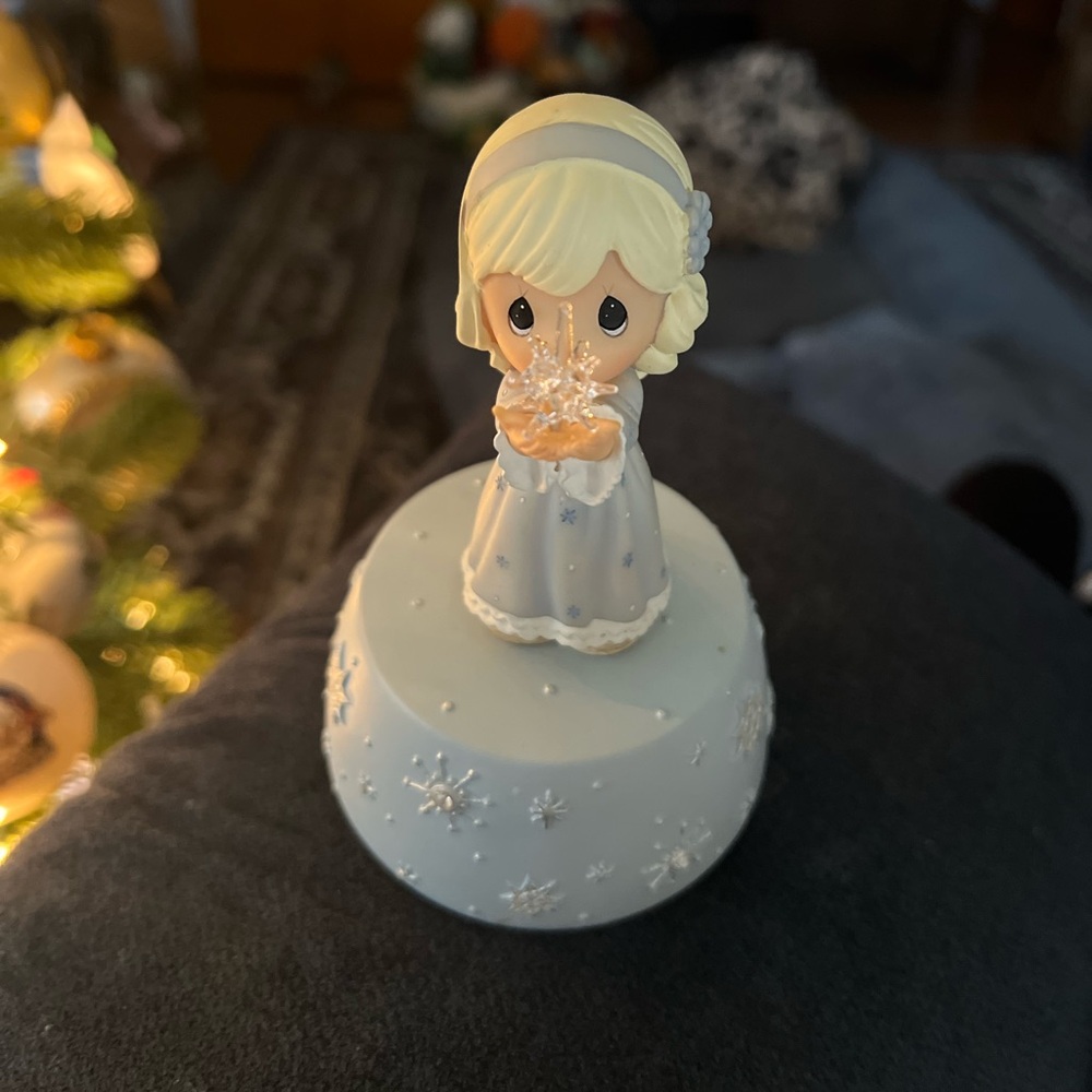 Precious Moments "Girl With Glass Star" musical figurine Silent Night